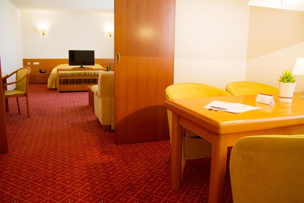 Hotel Celeia Целе Экстерьер фото