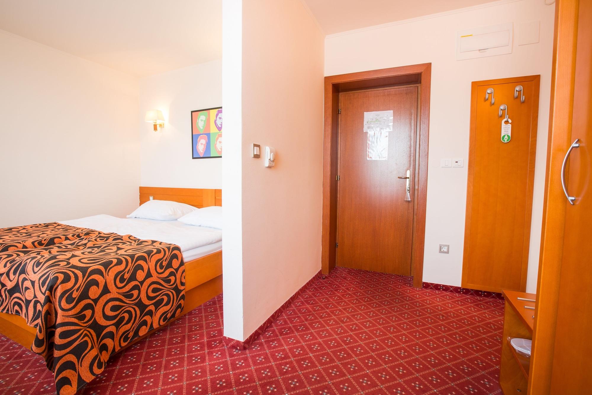 Hotel Celeia Целе Экстерьер фото