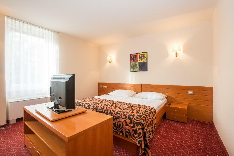 Hotel Celeia Целе Экстерьер фото